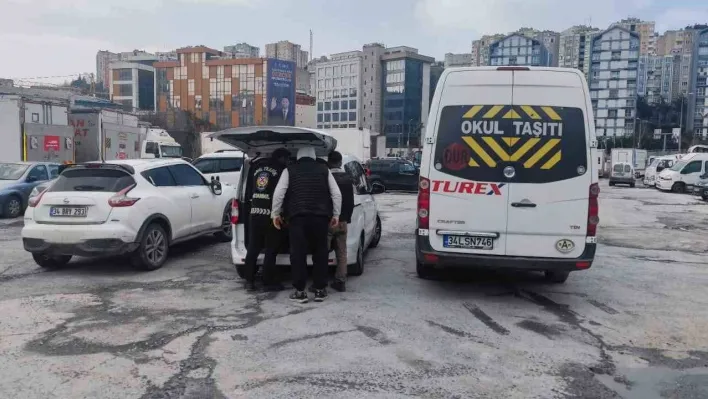 İstanbul'da okul servisi şoförünün yaşadığı korku dolu anlar kamerada: 'Arabada çocuk var'