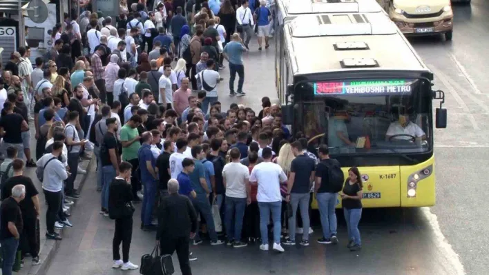 İstanbul'da okulların açılmasıyla birlikte trafik yoğunluğu oluştu