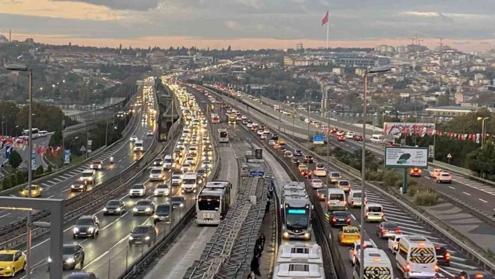 İstanbul'da okulların yeniden açılmasıyla sabah trafik yoğunluğu oluştu