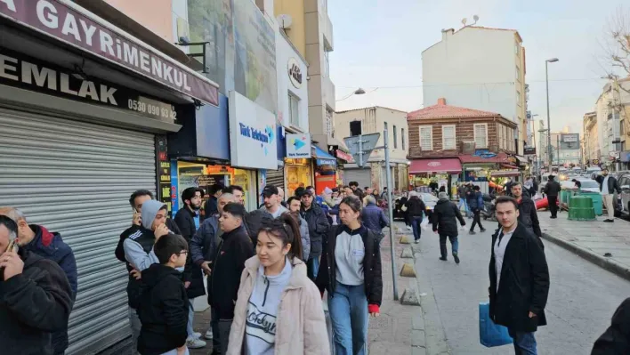 İstanbul'da Ramazan'ın ilk gününde pide kuyruğu