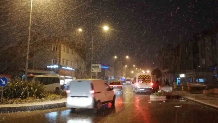 İstanbul'da sabahın erken saatlerinde kar yağışı etkili oldu