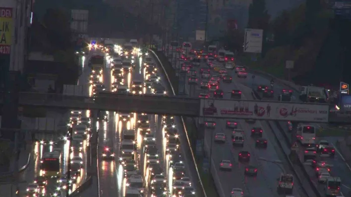 İstanbul'da sağanak etkisini gösterdi, D-100 Pendik istikametinde uzun araç kuyrukları oluştu