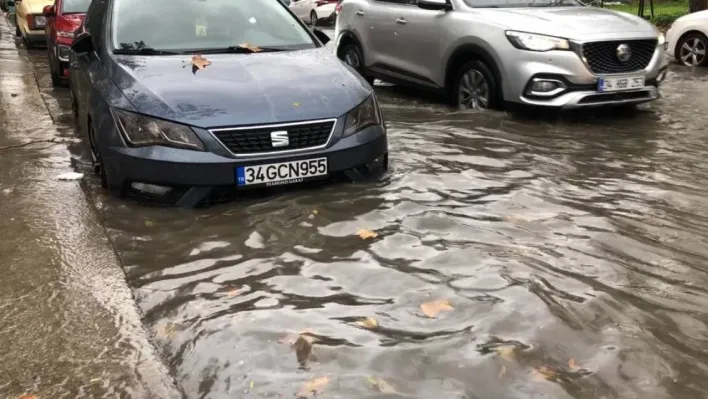 İstanbul'da sağanak yağış caddeleri göle döndürdü: Merdivenden akan su şelaleyi andırdı