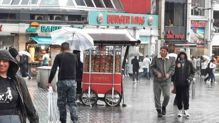 İstanbul'da sağanak yağış etkili oldu