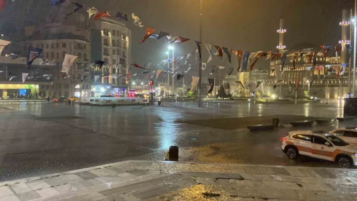 İstanbul'da sağanak yağış etkili oluyor