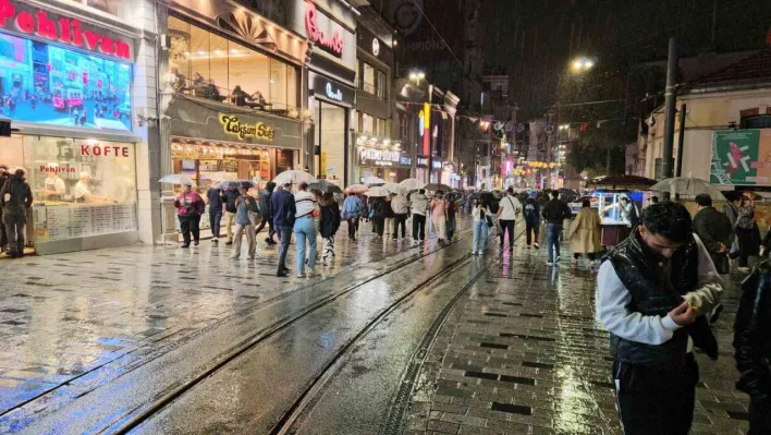 İstanbul'da sağanak yağış etkili oluyor