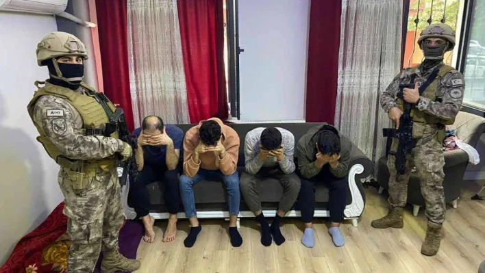 İstanbul'da sahte pasaport baskını: Baskın yapılan dairede gizli bölmeler bulundu