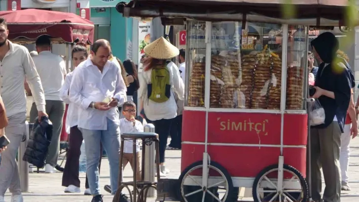 İstanbul'da sıcak hava bunalttı: Taksim'de turistler şemsiye ile gezdi