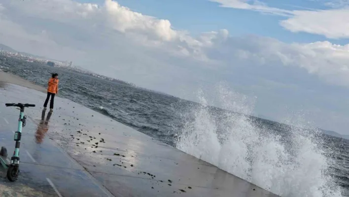 İstanbul'da şiddetli rüzgar nedeniyle dalgalar oluştu