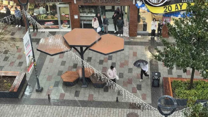 İstanbul'da şiddetli yağış ve lodos etkili oldu