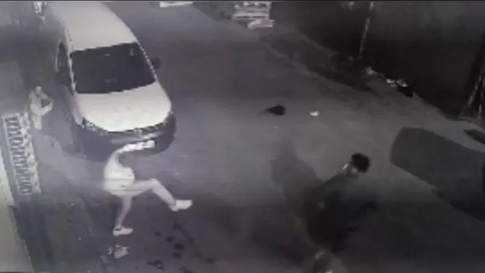 İstanbul'da silahlı 'yanlış yaptın' saldırısı kameraya yansıdı: Arkadaşına kovanları toplattı