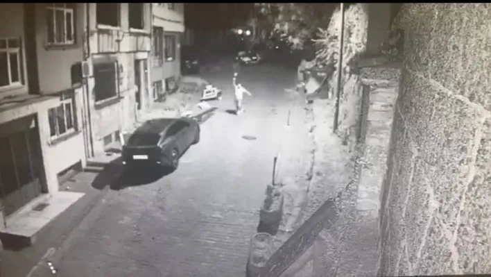 İstanbul'da silahlı işletmeci dehşeti kamerada: Kadın müşterileri silahla kovalayıp ateş açtılar