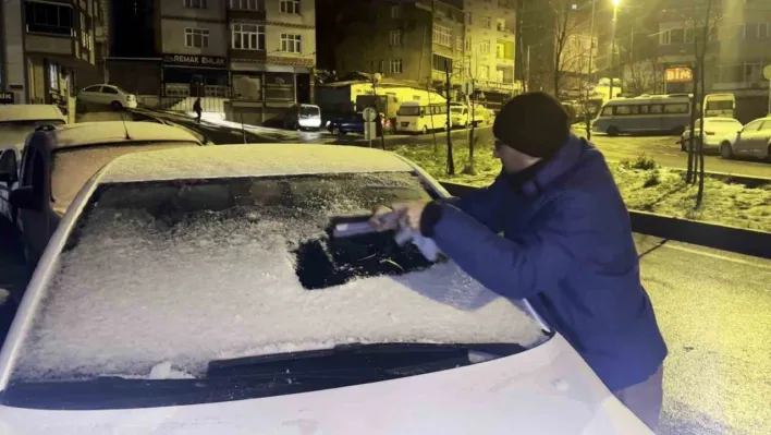 İstanbul'da soğuk hava etkili oluyor: Araç camları buz tuttu