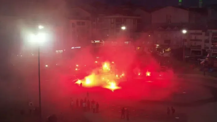 İstanbul'da taraftar grubu havai fişekli kutlama yaptı, ev ve ormanda yangın çıktı