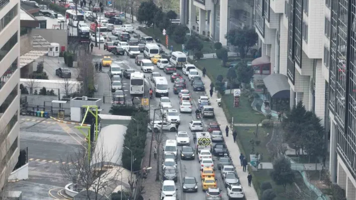 İstanbul'da taşıt yoğunluğu dikkat çekiyor, 53 ilin toplamı kadar araç trafiğe kayıtlı