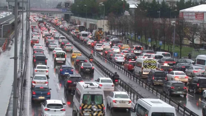 İstanbul'da trafik yoğunluğu yüzde 80'e ulaştı
