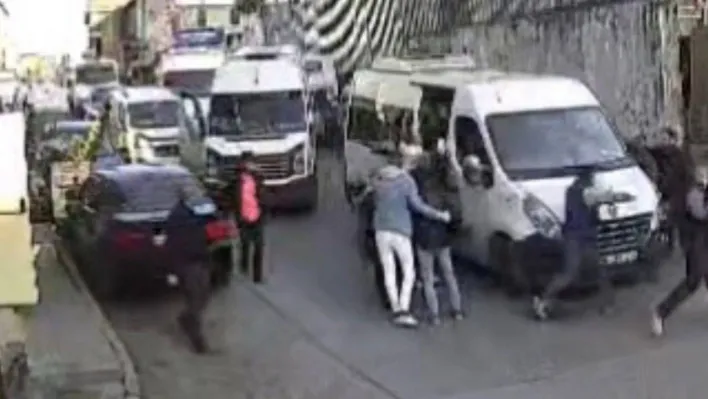 İstanbul'da trafikte 'neden bana çarptın' dayağı kamerada: 5 kişi baba ve oğlunu dövdü