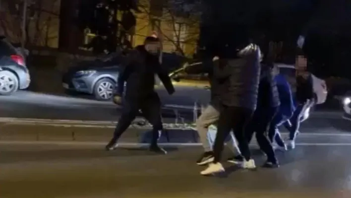 İstanbul'da trafikte dehşet anları kamerada: Yol verme kavgasında 2 kişi bacağından bıçaklandı