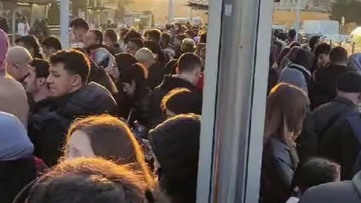 İstanbul'da tramvay seferleri aksadı duraklarda yoğunluk oluştu