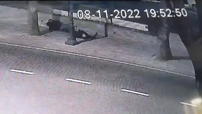 Silivri'de uçan tekme dehşeti kamerada: Evine giderken saldırıya uğradı