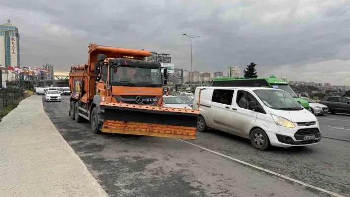 İstanbul'da uyarıların ardından kar küreme araçları yollara indi