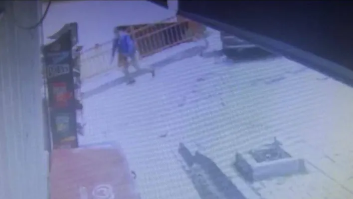 İstanbul'da uzun namlulu silahla saldırı anları kamerada: Silahını çekip peşlerinden koştu