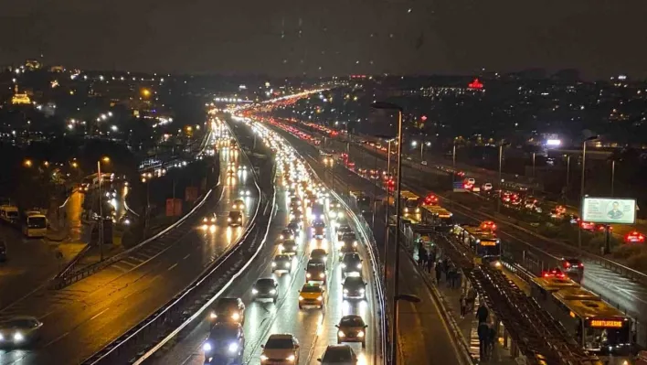 İstanbul'da yağışla birlikte trafik yoğunluğu yüzde 90'a yaklaştı