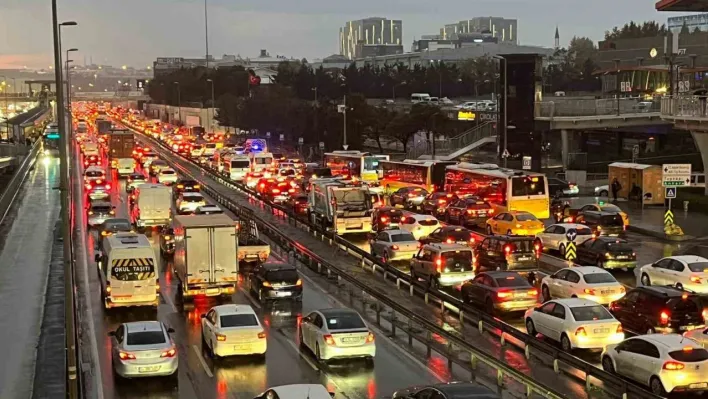 İstanbul'da yağışla birlikte trafik yoğunluğu yüzde 81'e ulaştı