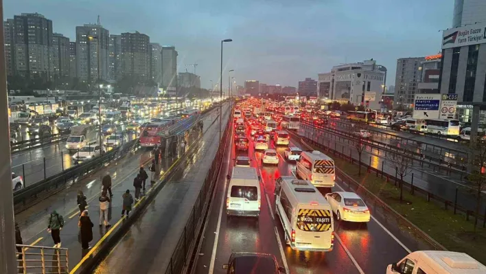 İstanbul'da yağışla birlikte trafik yoğunluğu yüzde 90'a ulaştı