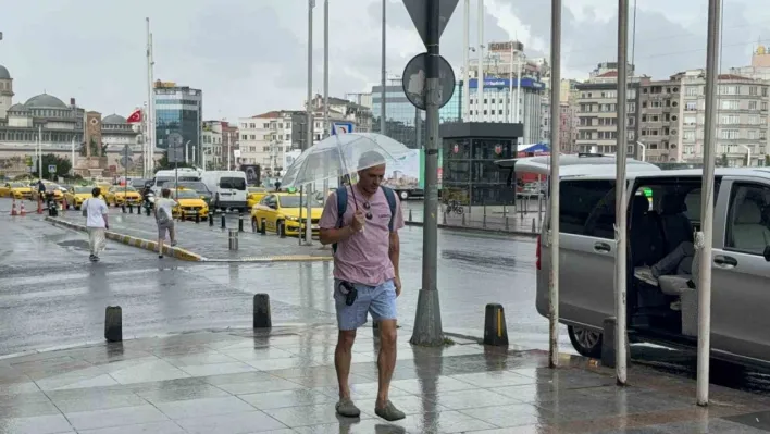 İstanbul'da yağmur etkili oldu: Taksim Meydanı ve çevresinde bazı vatandaşlar şemsiye açtı