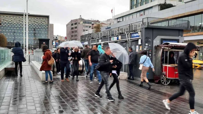 İstanbul'da yağmur ve şiddetli rüzgar başladı