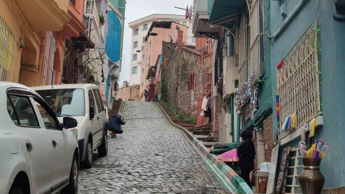 İstanbul'da yokuştan kayan otomobil kadını ezdi: Feci kaza kameraya yansıdı