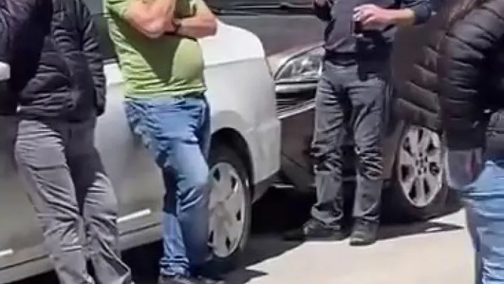 İstanbul'daki deprem anında çayını alarak kaçan vatandaş kamerada