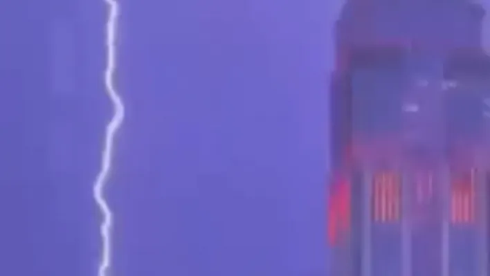 İstanbul Finans Merkezi'nin tepesine yıldırım düştü