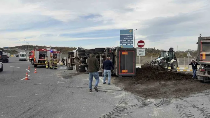 İstanbul Havalimanı'nda gübre yüklü kamyon devrildi