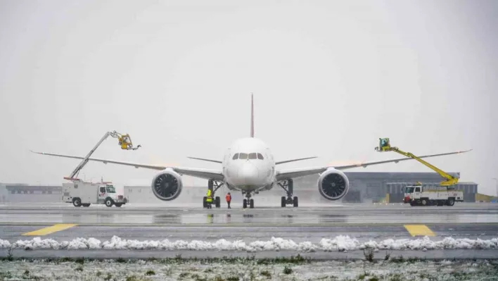 İstanbul Havalimanı'nda uçaklara buzlanmaya karşı 'de-icing' işlemi uygulanıyor