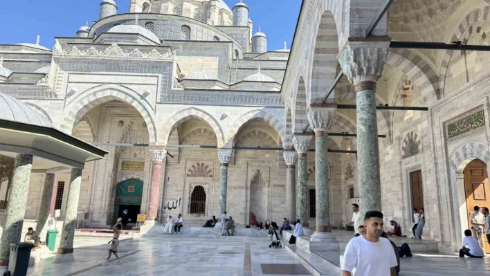 İstanbul sıcaktan bunalınca tarihi camilere sığındı