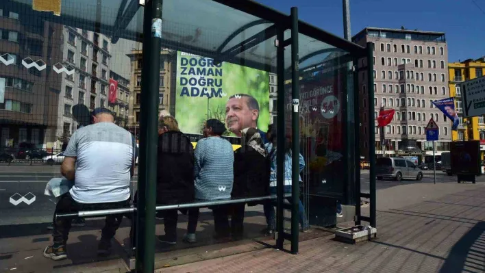 İstanbul'un cadde ve meydanlarında afişlerin yarışı