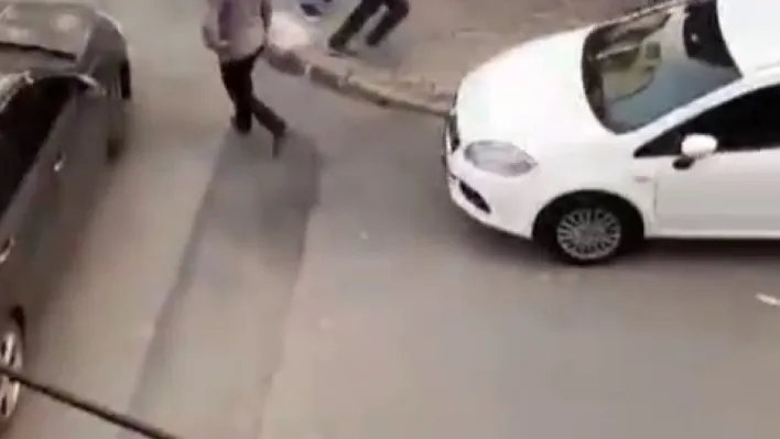 İstanbul'un göbeğinde film sahnelerini aratmayan çatışma anı kamerada: 1 ağır yaralı