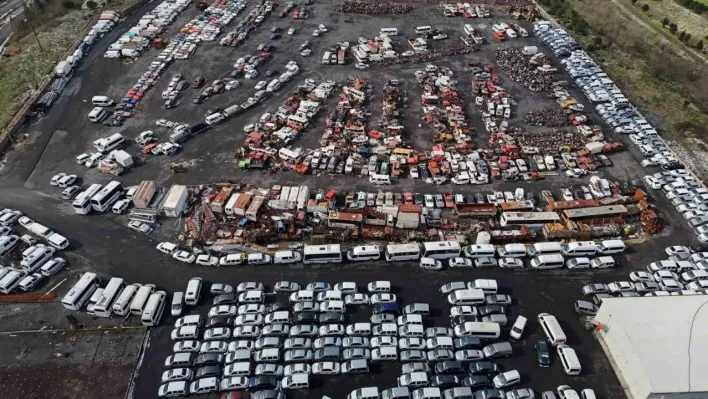 İstanbul'un hurda otomobilleri, araç mezarlığında çürüyor