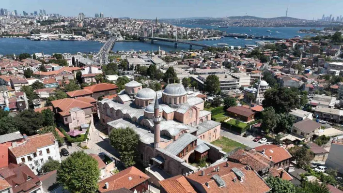 İstanbul'un ilk eğitim kurumu olan Molla Zeyrek Camii ihtişamıyla dikkat çekiyor