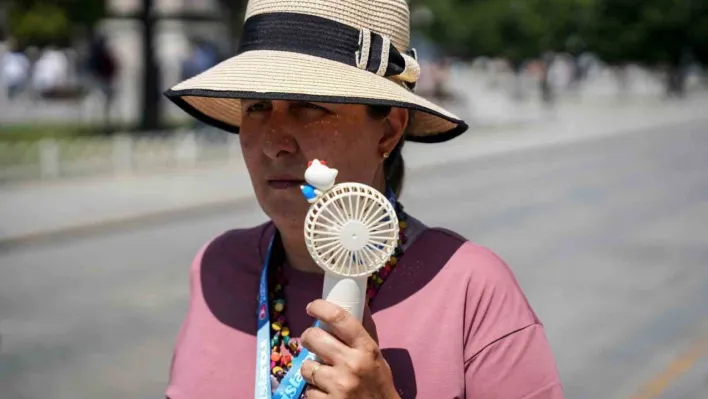 İstanbul'un kavurucu sıcağında turistler 'el vantilatörleri' ile serinliyor