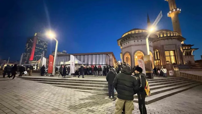 İstanbul'un sembol camilerinde, vatandaşlara salep ve kandil simidi ikramı