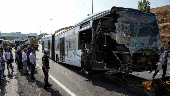 İstanbul Valiliğinden metrobüs kazası açıklaması: 1 ölü, 38 yaralı