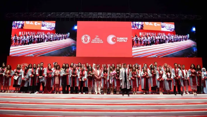 İstanbul Yeni Yüzyıl Üniversitesi'nde mezuniyet coşkusu