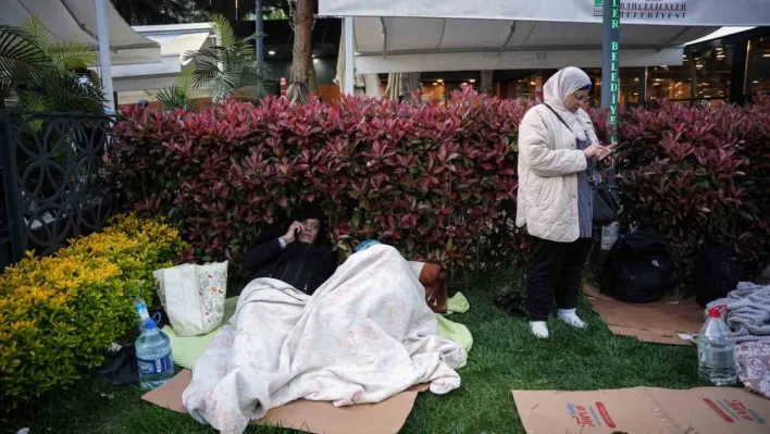 İstanbullular geceyi parkta kurdukları çadırlarda geçiriyor
