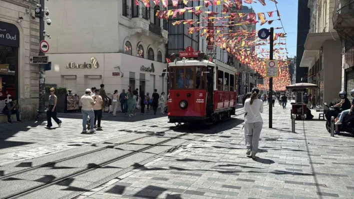 İstiklal Caddesi'nde fren yerine gaza basan sürücü tramvaya çarptı