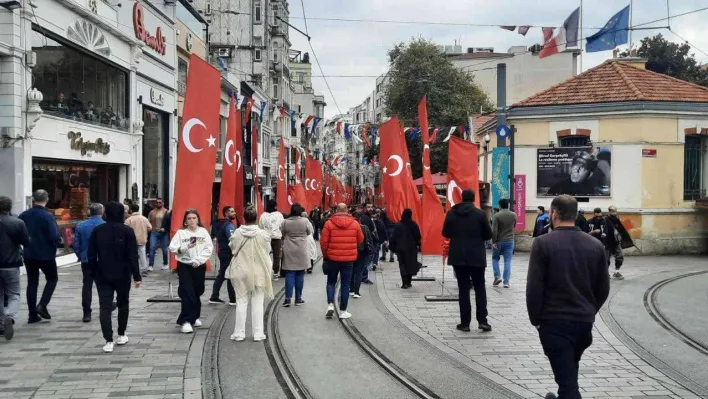 İstiklal Caddesi Türk bayraklarıyla donatıldı