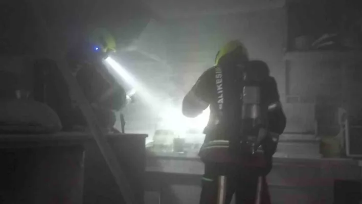 İşyerinin de fritöz yangınında duman paniği