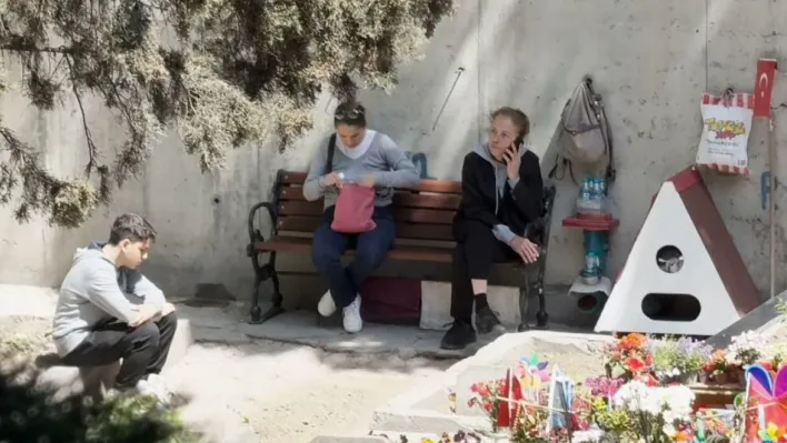 İtalyan şefin oğlu Mattia Ahmet Minguzzi'nin mezarını anneannesi ziyaret etti